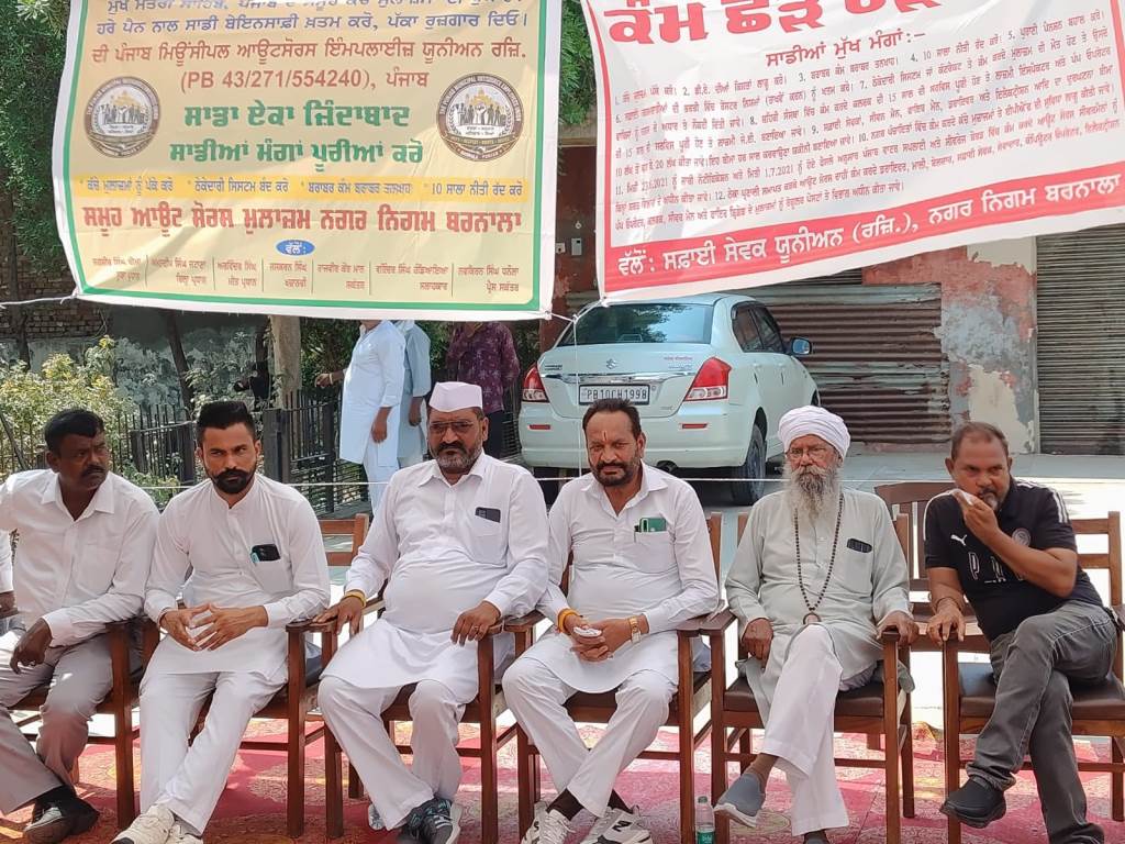 Jasvir Singh Purkhowal reached Barnala from Garhshankar gave a slogan of yes in favor of sanitation workers